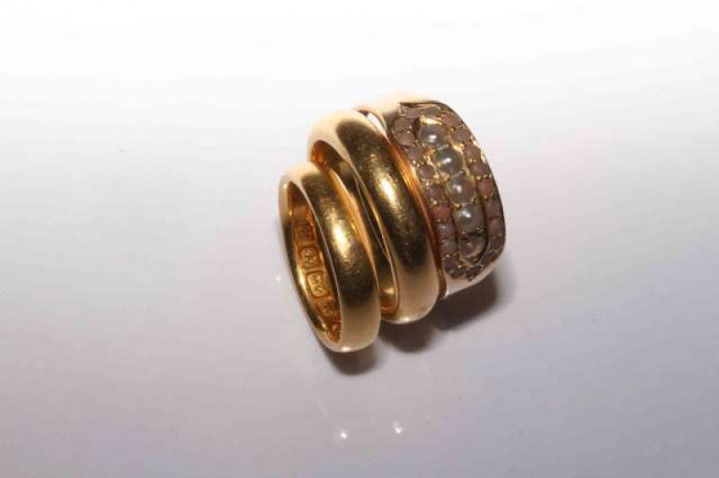 Two 22 carat gold bands and a 15 carat gold ring (3), gross 15.4 grams