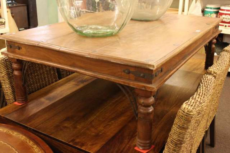 Large colonial style rectangular coffee table, 135cm x 90cm x 40cm