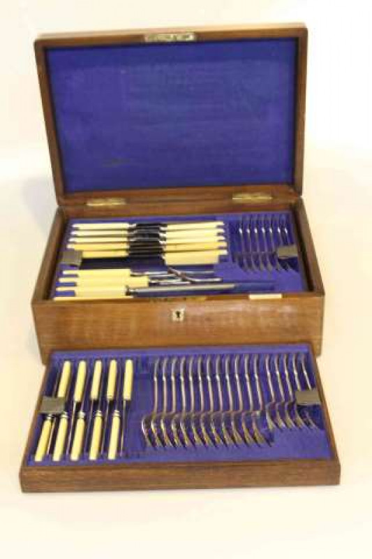 Thomas Ellis & Co. oak canteen of cutlery