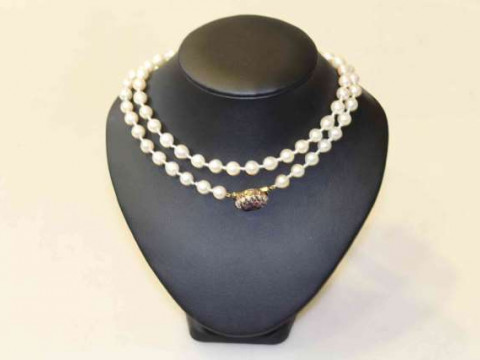 Single strand of long length baroque cultured pearls, on a 14 carat gold...