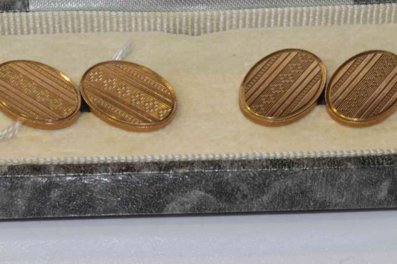 Pair of 9 carat gold cufflinks, 13.9 grams