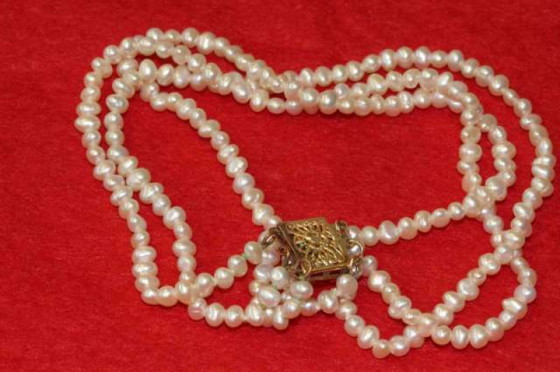 Graduated cultured pearl and enamel necklace together with a three-strand cultured pearl bracelet (2)
