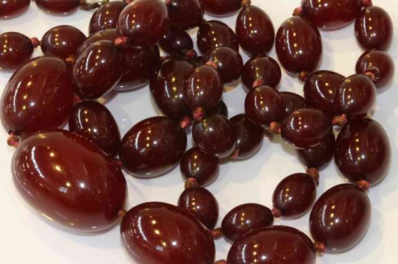 String of graduated cherry amber coloured beads