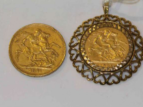 1871 sovereign and an 1896 half sovereign in loose pendant mount, gross...