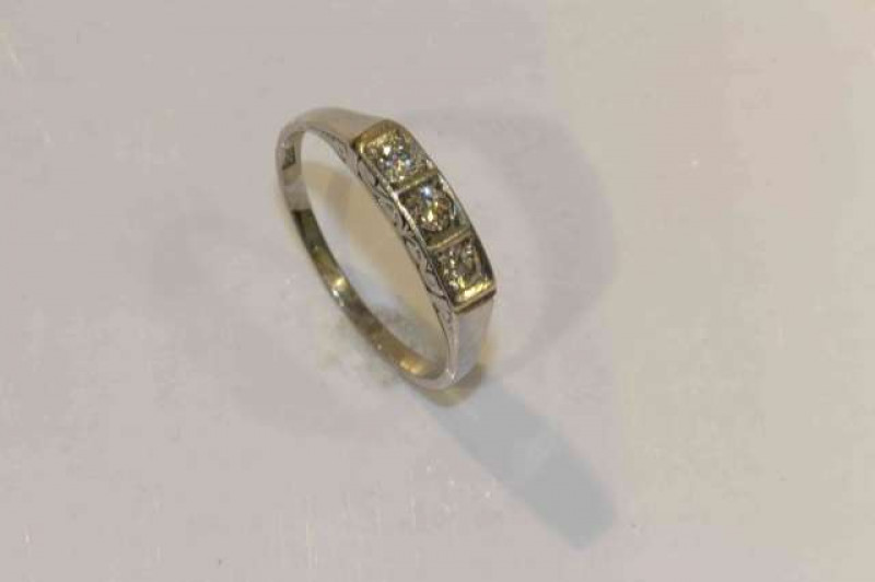 14 carat gold and diamond ring