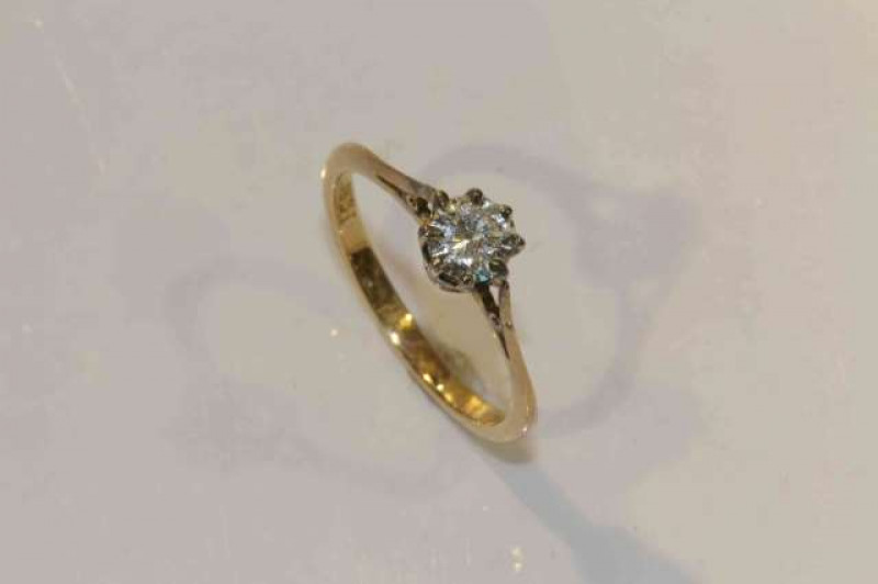 18 carat gold and diamond ring