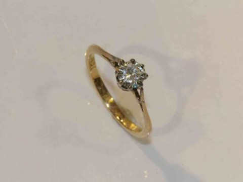 18 carat gold and diamond ring