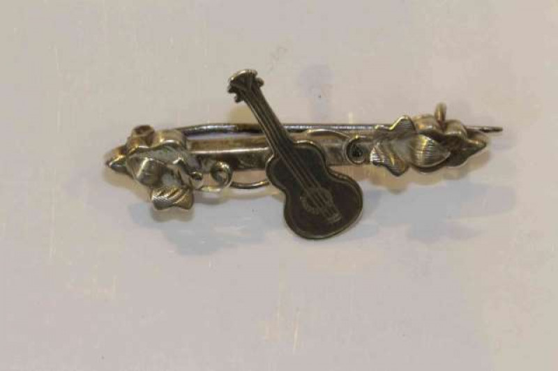 Novelty 'guitar' brooch