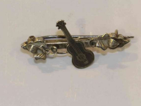 Novelty 'guitar' brooch