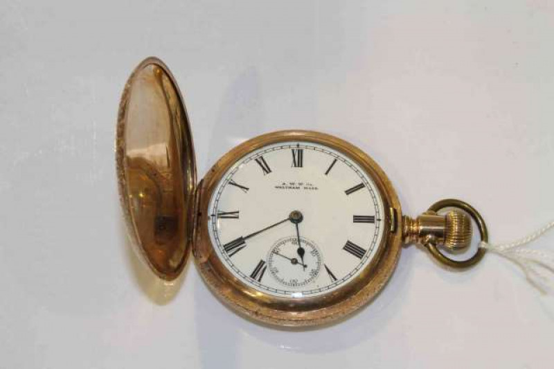 Waltham gold-plated pocket watch with well decorated hunting case