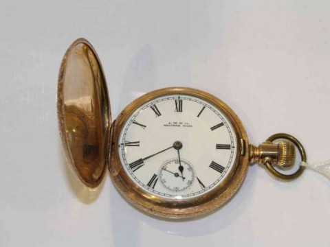 Waltham gold-plated pocket watch with well decorated hunting case