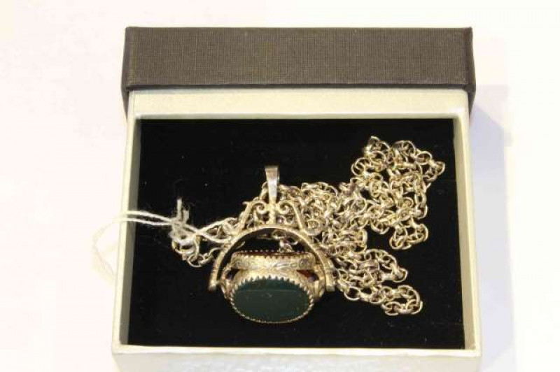 Silver chain with swivelling fob