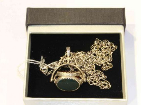 Silver chain with swivelling fob