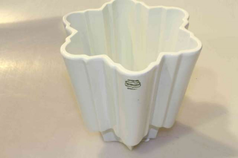 Shelley pottery jelly mould