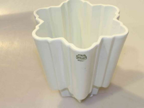 Shelley pottery jelly mould