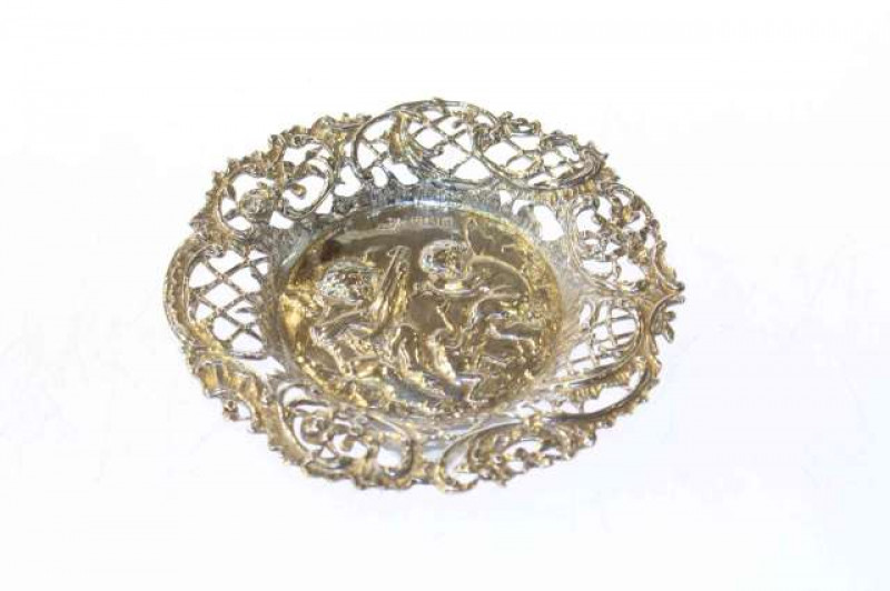 Late Victorian silver bon bon dish, London 1896, of heavy gauge, embossed with musical putti, 3.8oz