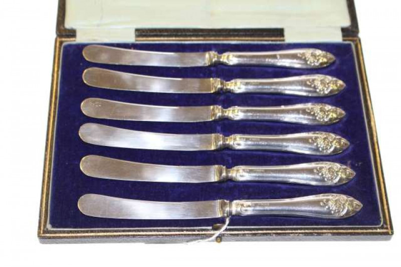 Set of six silver-handled tea knives, cased