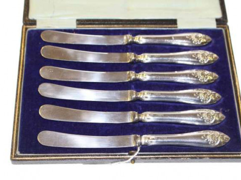 Set of six silver-handled tea knives, cased