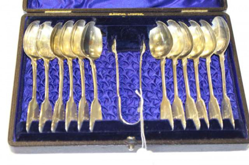 Set of twelve Victorian silver teaspoons and tongs, cased