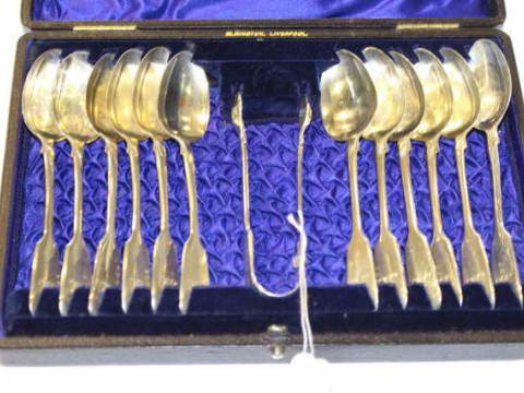 Set of twelve Victorian silver teaspoons and tongs, cased