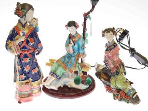 Japanese figure table lamp and two Japanese figures