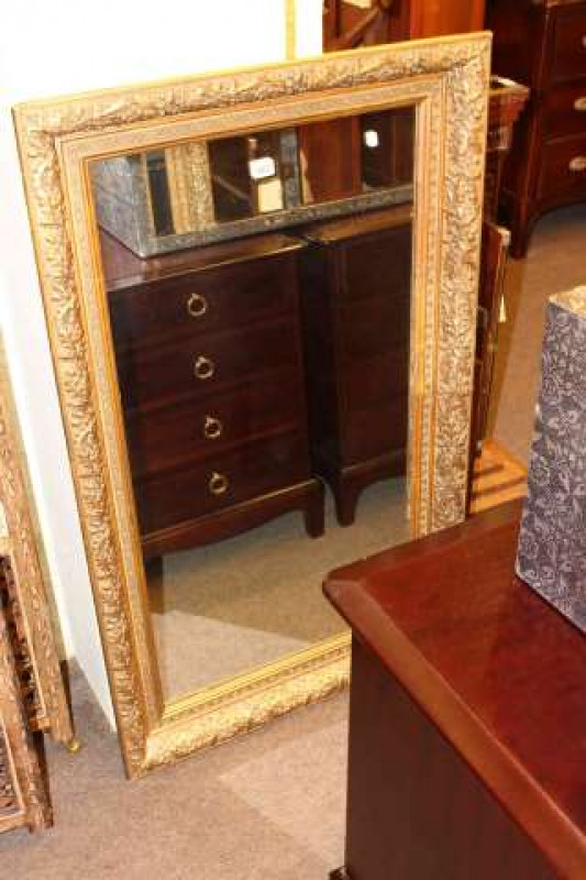 Rectangular wall mirror in gilt foliate decorated frame