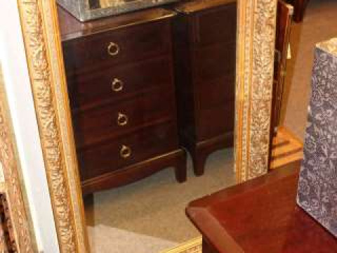 Rectangular wall mirror in gilt foliate decorated frame