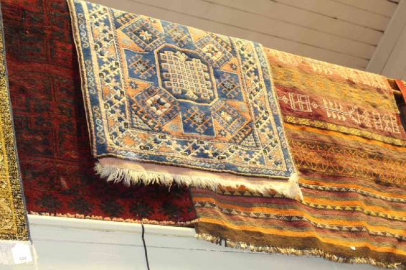 Traditional patterned carpet 2.70 x 1.85, handmade rug 3.80 x 1.28 and Turkish rug 1.45 x 0.90 (3)