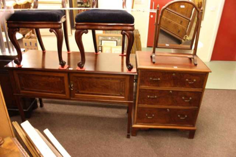 Edwardian mahogany two door washstand, three drawer mahogany chest and toilet mirror (3)