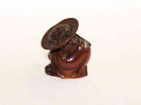 Small Oriental carving of man in large hat