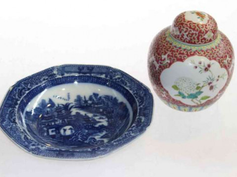 Chinese blue and white plate and ginger jar (2)