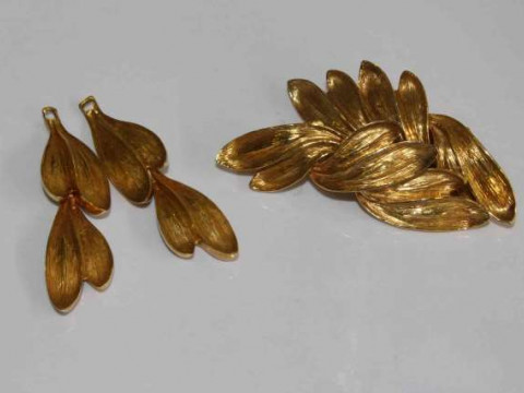 Pair of 18 carat yellow gold textured ear clips, with detachable drops,...