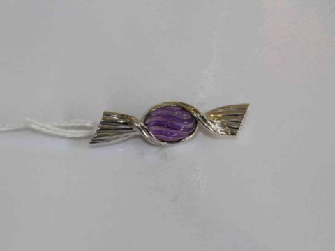 Carved amethyst and white gold brooch in the form of a wrapped candy