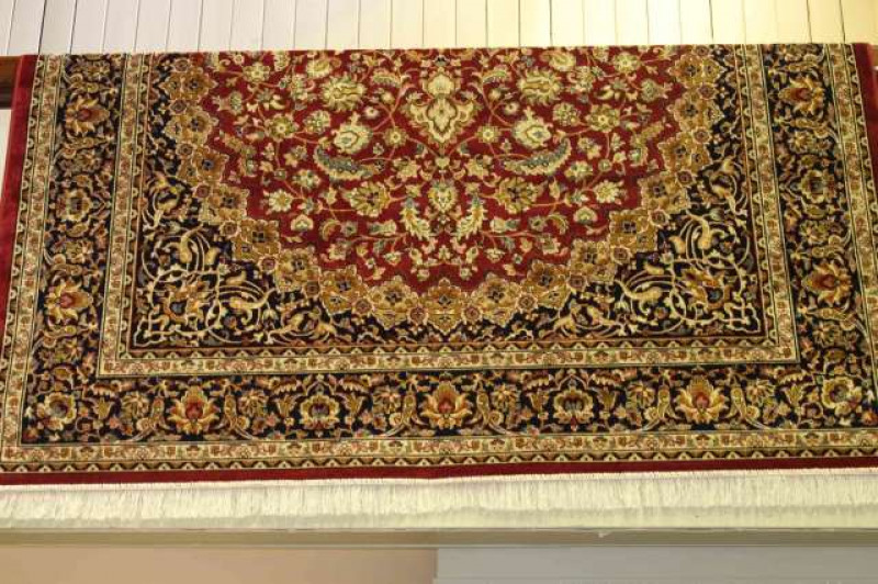Keshan carpet with a red ground, 2.80m x 2.00m