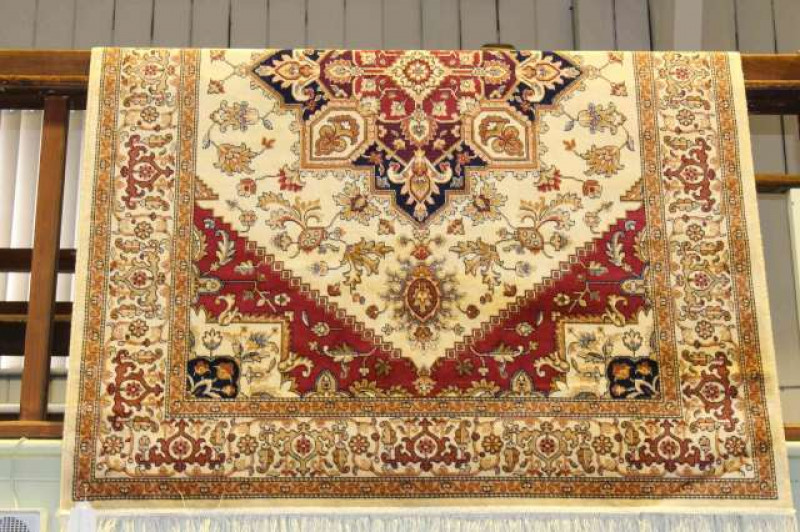Heriz rug with a beige ground, 1.90m x 1.40m