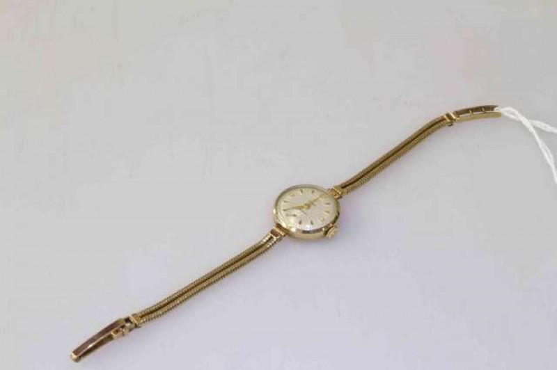 Cyma 9 carat gold lady's wristwatch