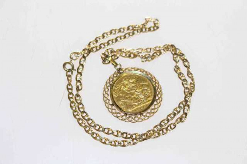 Victorian sovereign, 1900, in a loose pendant mount with chain