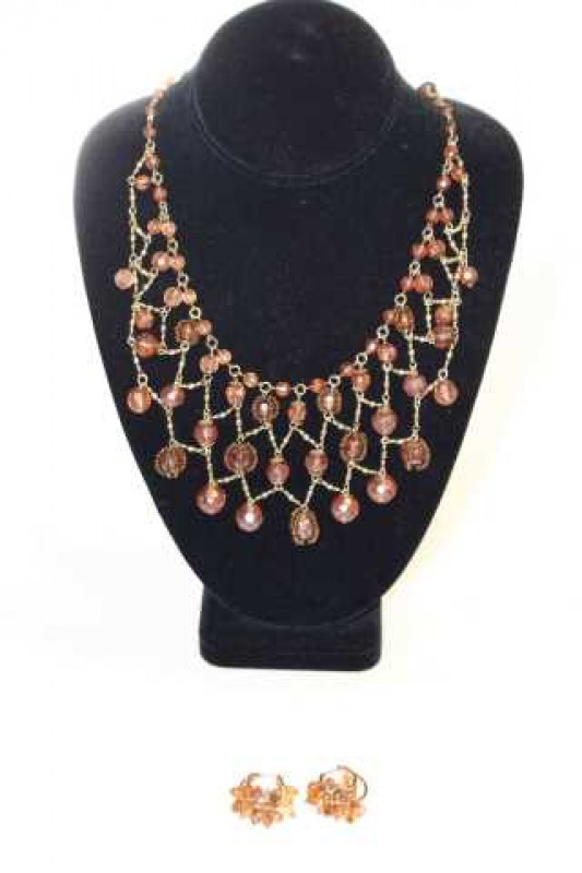 Suite of jewellery comprising necklace and earrings