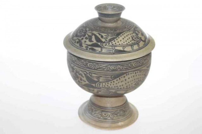 Chinese bowl and cover, 25cm