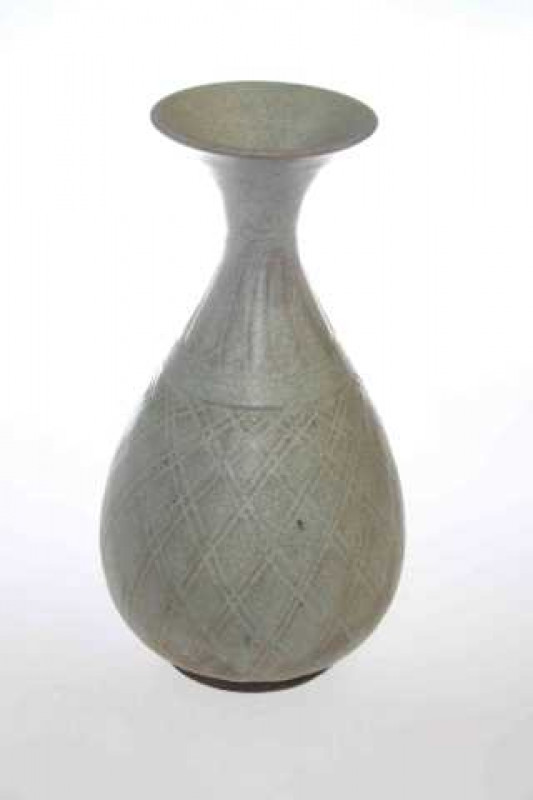 Chinese incised vase, 31cm