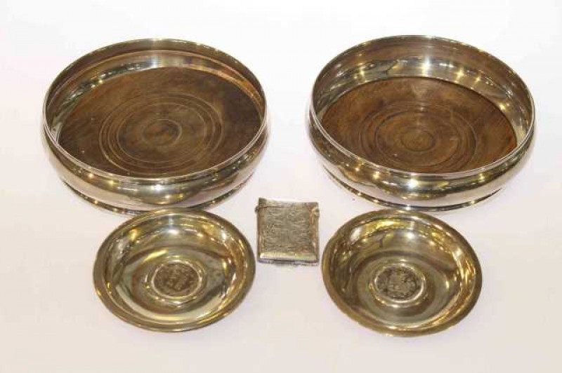 Pair of modern silver coasters, two coin dishes and a silver vesta (5)