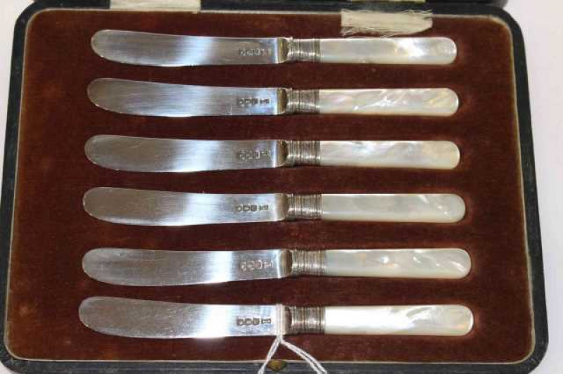 Walker & Hall silver and mother-of-pearl handled knives, cased