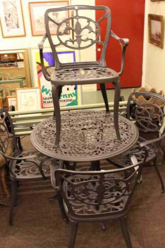 Circular aluminium patio table and four armchairs