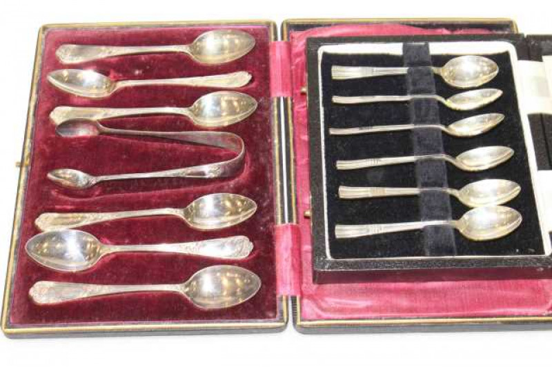 Set of six Edwardian silver teaspoons and tongs, Sheffield 1904; and a cased set of six silver coffee spoons