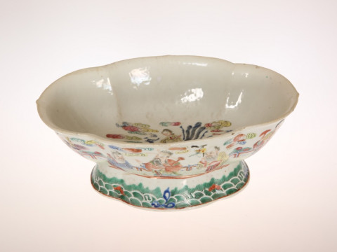 A CHINESE FAMILLE ROSE PORCELAIN BOWL, of oval lobed form, painted to...