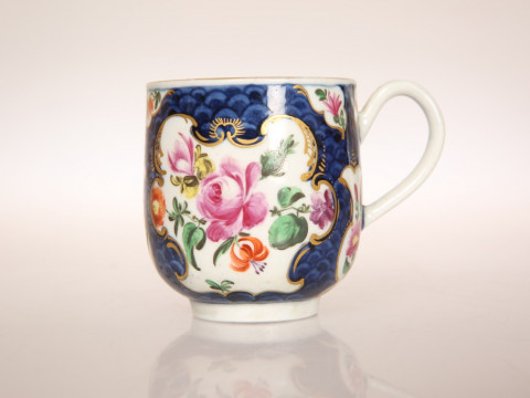 A WORCESTER SCALE BLUE GROUND COFFEE CUP, CIRCA 1770, enamelled with panels...