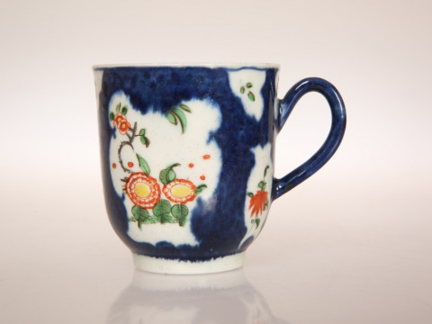 A WORCESTER SCALE BLUE GROUND COFFEE CUP, CIRCA 1770, enamelled in Kakiemon...