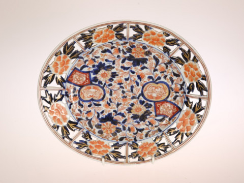 A JAPANESE IMARI OVAL PLATE, LATE 19TH/EARLY 20TH CENTURY, typically decorated...
