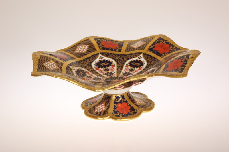 A ROYAL CROWN DERBY OLD IMARI PATTERN TAZZA, with scalloped rim and moulded bowl, on conforming foot, printed marks including date mark for 1998. 30.5cm