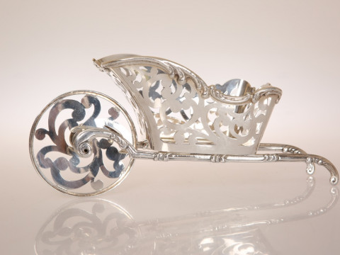 A CONTINENTAL SILVER NOVELTY BASKET, MODELLED AS A WHEELBARROW, CIRCA...